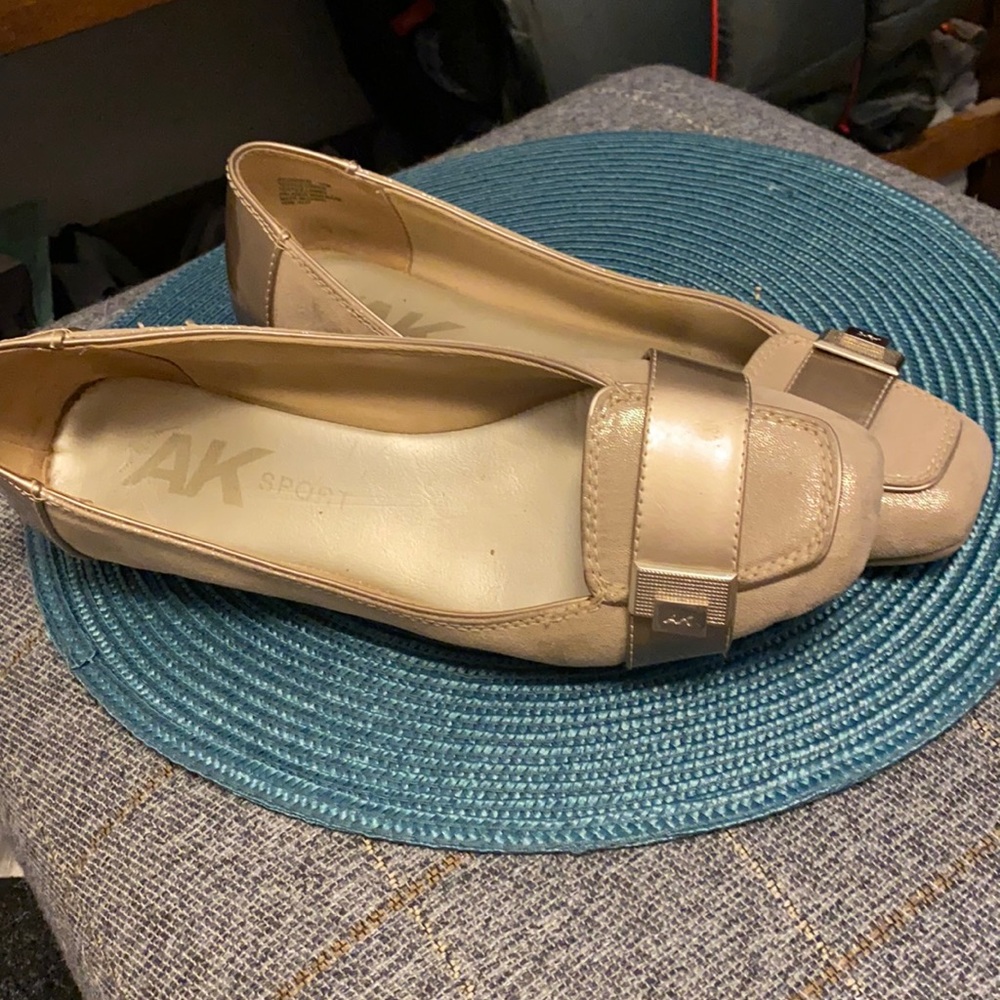 Women’s Anne Klein size 10 nude flats